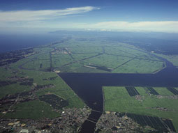 船越水道上空から撮影した八郎潟干拓地。中央部分が中央干拓地。