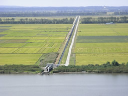 三倉鼻公園から見た干拓地。中央はサイフォン式農業用水取水口