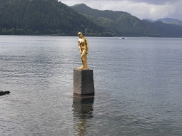 田沢湖。湖岸には舟越保武作のたつこ像（ブロンズ）が立つ。