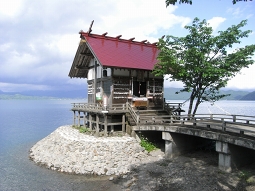 浮木神社。湖にせり出すように建立されています。田沢湖に流れついた浮木を祀ったといわれています。