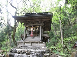 十和田神社境内の熊野神社には、鉄の草鞋がたくさん奉納されています。