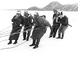 昭和30年頃の氷下漁業の様子。　（三浦金治郎撮影、大潟村干拓博物館蔵）