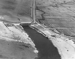 干陸前の干拓地と完成した南部排水機場。徐々に排水が行われ、干拓地の水位が下げられていった。（大潟村干拓博物館蔵）
