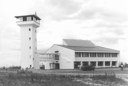 展望塔が併設された大潟村公民館。　（大潟村干拓博物館蔵）