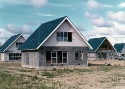 建設中の農家住宅。　（大潟村干拓博物館蔵）