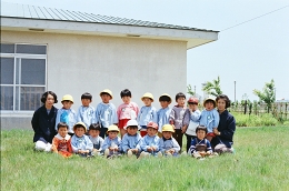 のちに児童館が建設され、児童館で保育が行われるようになりました。　（大潟村役場蔵）