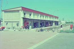 当初の商店街。　（大潟村役場蔵）