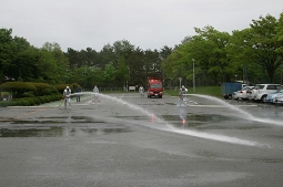 防災訓練の様子（小学校での放水訓練）