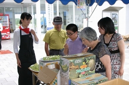 産直まつりではメロンの試食もできます