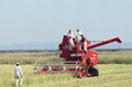 外国製大潟コンバインを使った収穫作業訓練