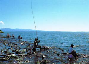 写真：残存湖での釣り