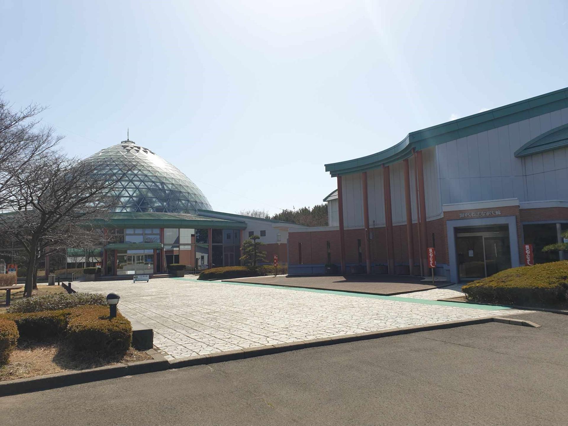 The Noshiro Nebunagashi Museum on the right