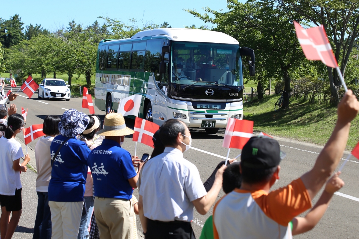 デンマークチームを多くの村民が見送りの画像